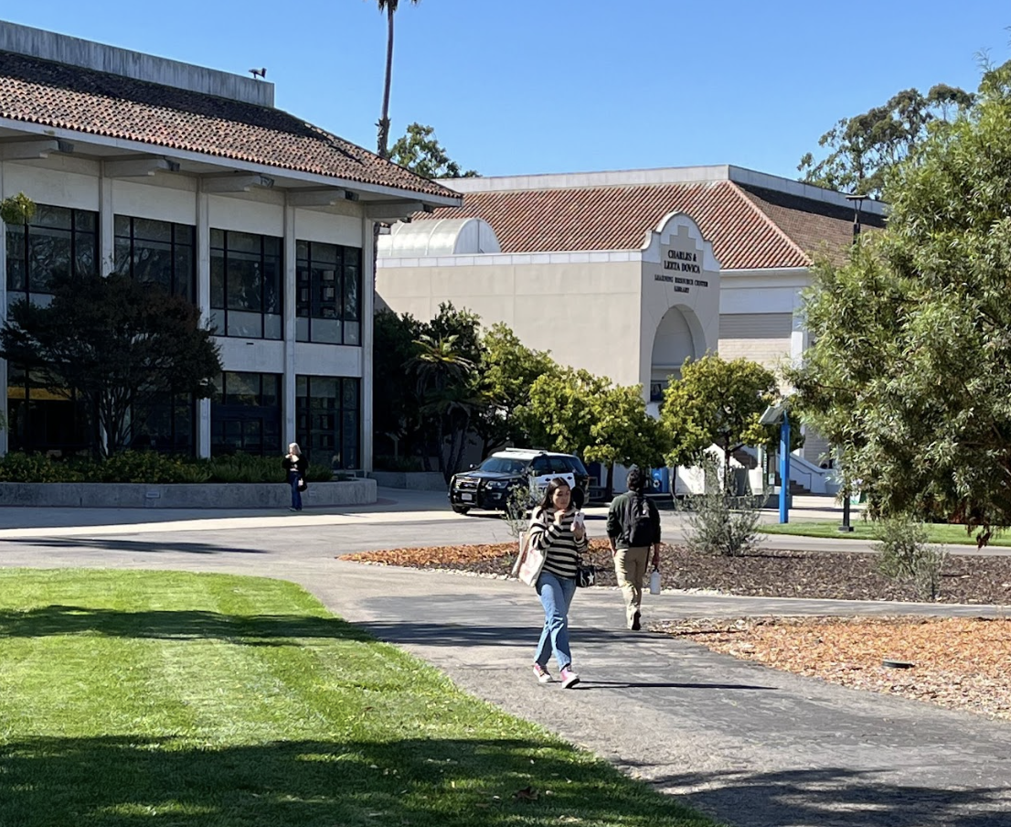Students walk through the Cuesta College Campus. Photo by Cuestonian Staff